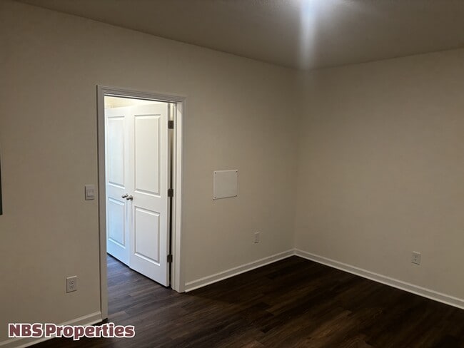 Building Photo - 935 Utopia Ln