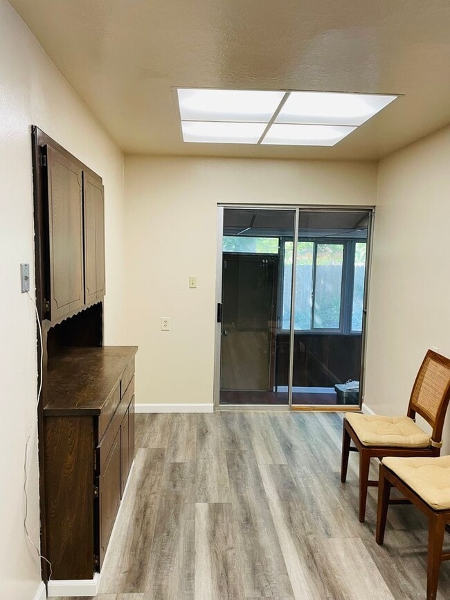 Building Photo - 3 bed /2 bath home in East Sac