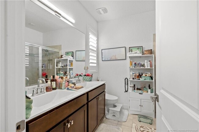 Building Photo - 1550 NE Skyhigh Ter