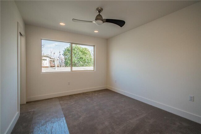 Building Photo - 2803 Crest Ave