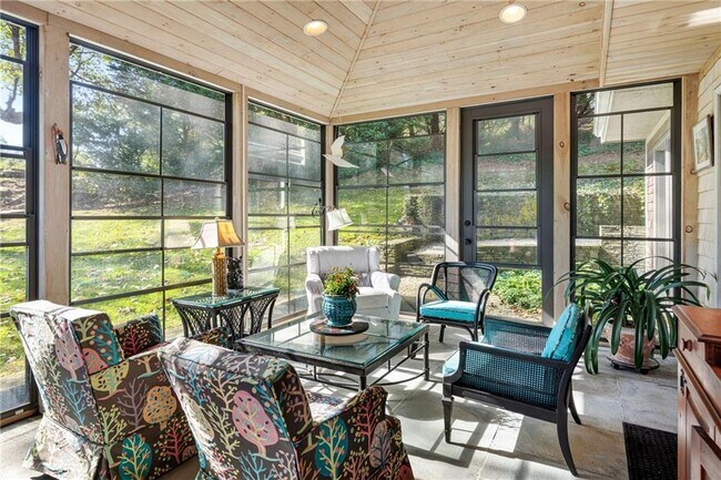 Building Photo - 140 Connection St