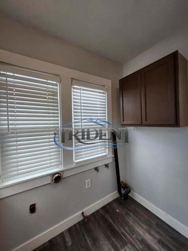 Building Photo - 831 I St
