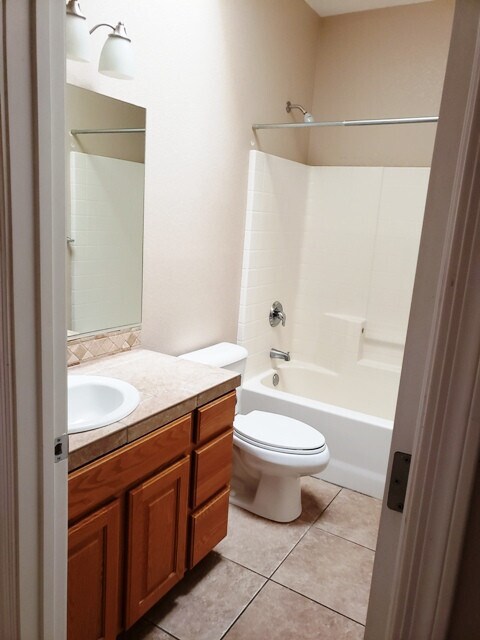 Building Photo - *PENDING APP* Townhome, single story