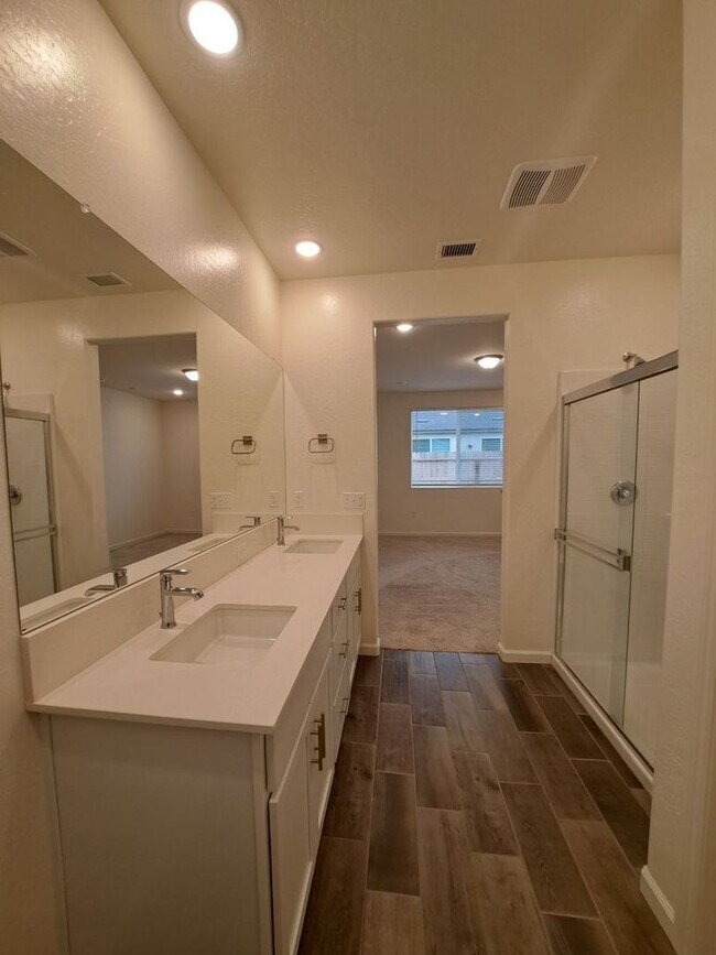 Building Photo - New Fresno Home with Bonus Room & Solar!