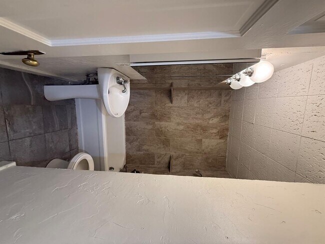 Building Photo - 730 S Littler Ave