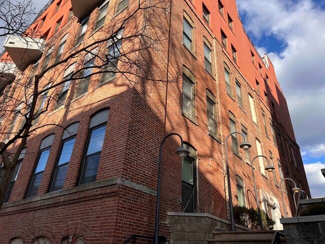 Building Photo - 1021 Grand St