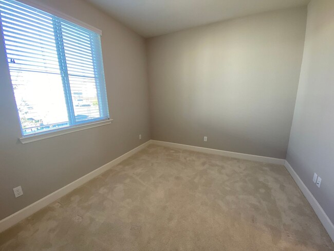 Building Photo - Step into this cozy and bright 1-bedroom, ...