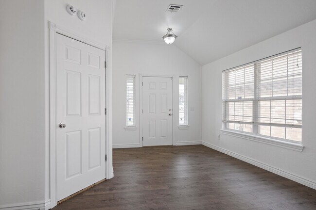 Building Photo - 4900 Sunny Ct