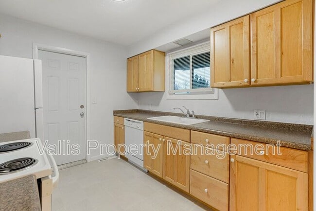 Building Photo - 389 Appleblossom Ave N