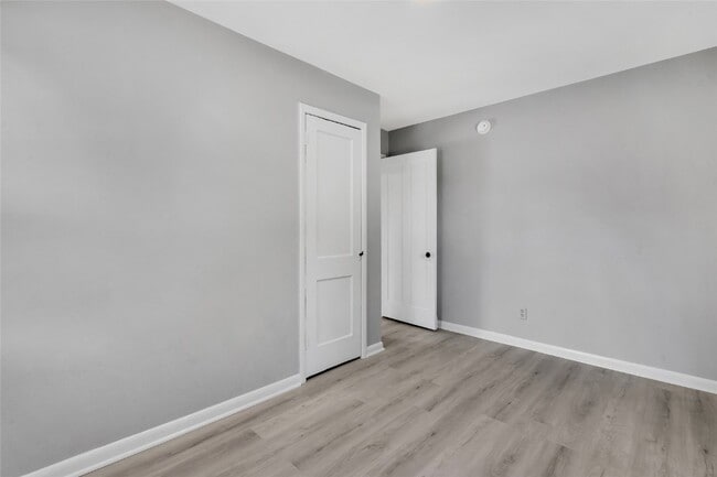 Building Photo - 2809 S River Rd