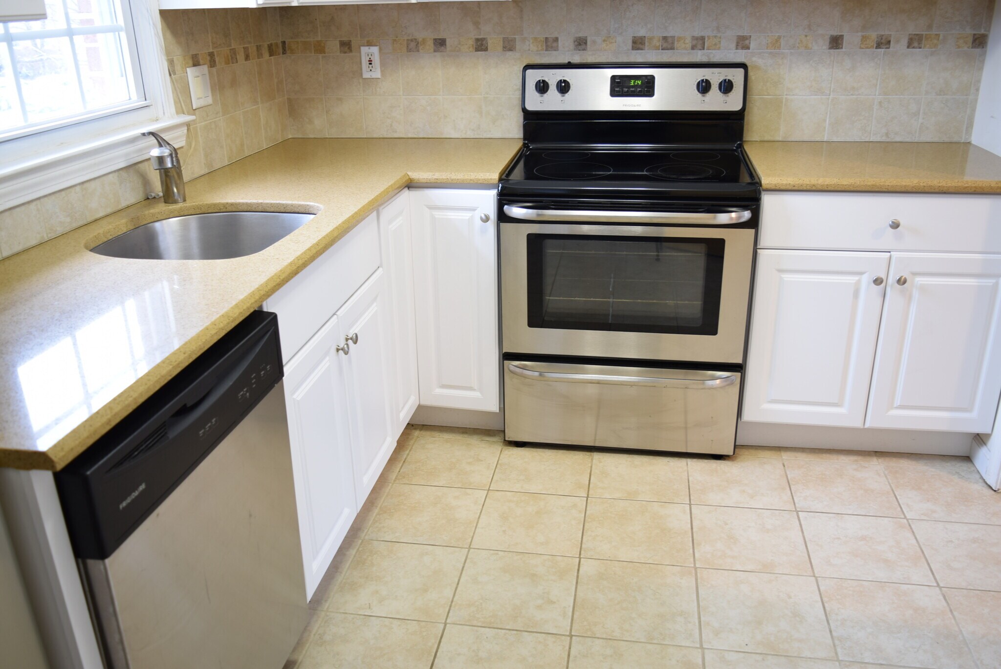 Building Photo - 49 Grandview Dr