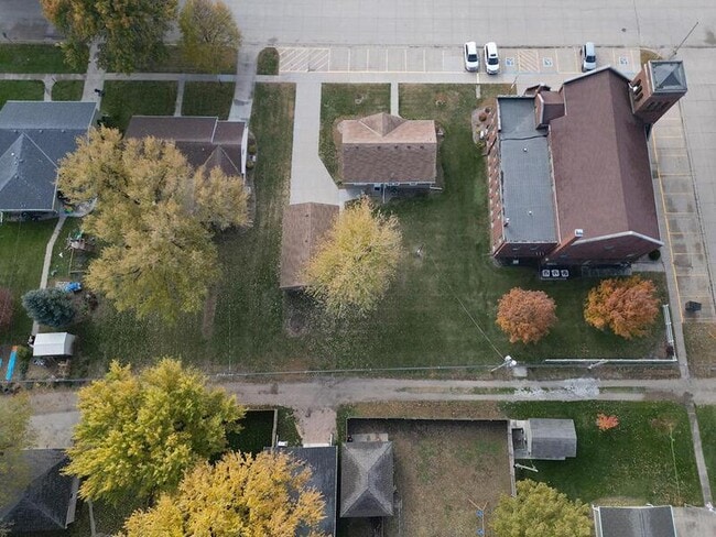 Building Photo - 405 E 5th St