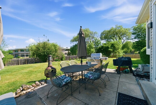 Building Photo - Stunning Mundelein Home on a Quiet Cul-de-Sac with Pond Views