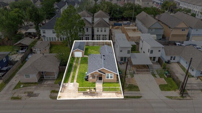 Building Photo - 1435 N Durham Dr