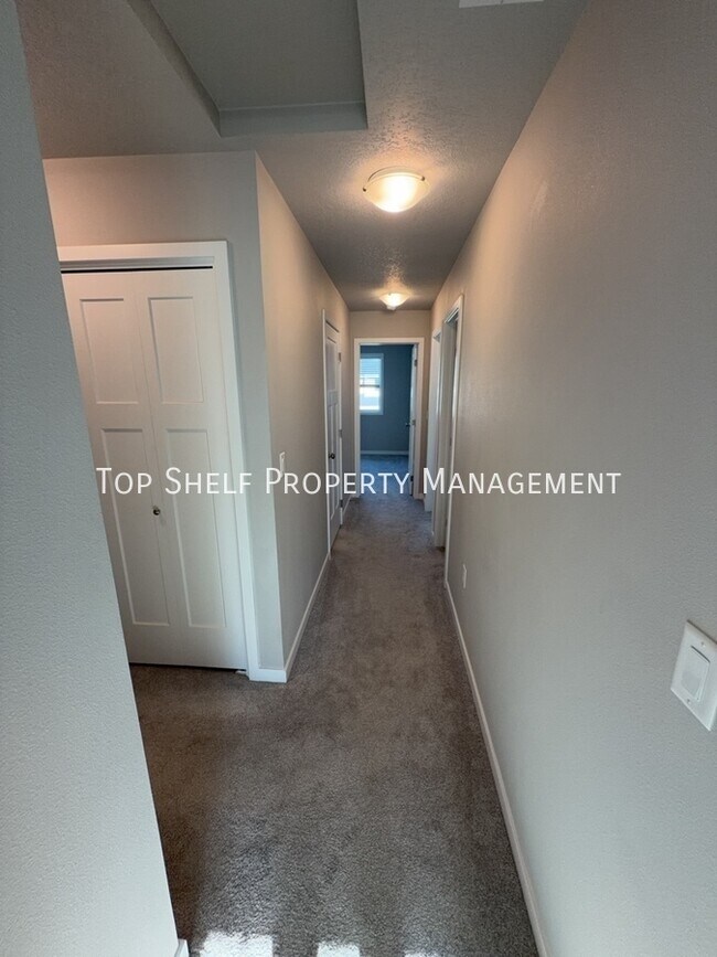 Building Photo - 5711 NE Lowell Ln