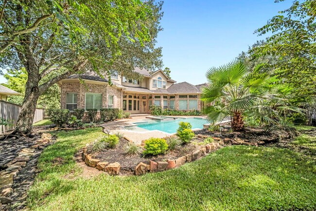 Building Photo - Exceptional 5-bedroom home (2 down) in desirable Woodlands Country Club with landscape & pool mai...