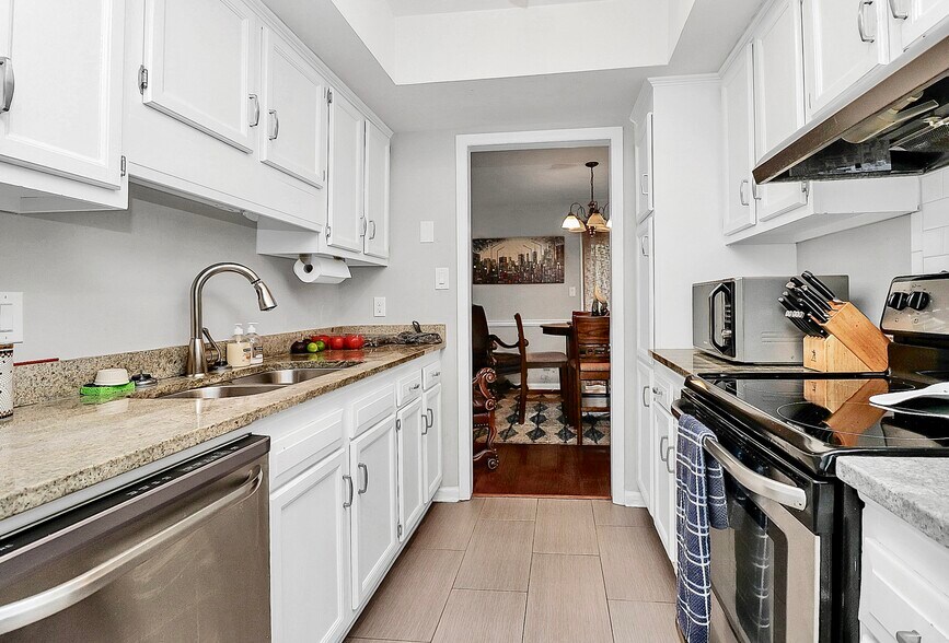 Building Photo - 9252 N Vicksburg Park Ct