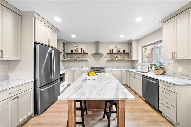 Building Photo - Fully renovated gem close to everything Pittsburgh offers!