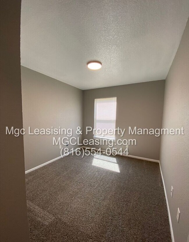 Building Photo - Superior Location in the heart of Blue Springs!