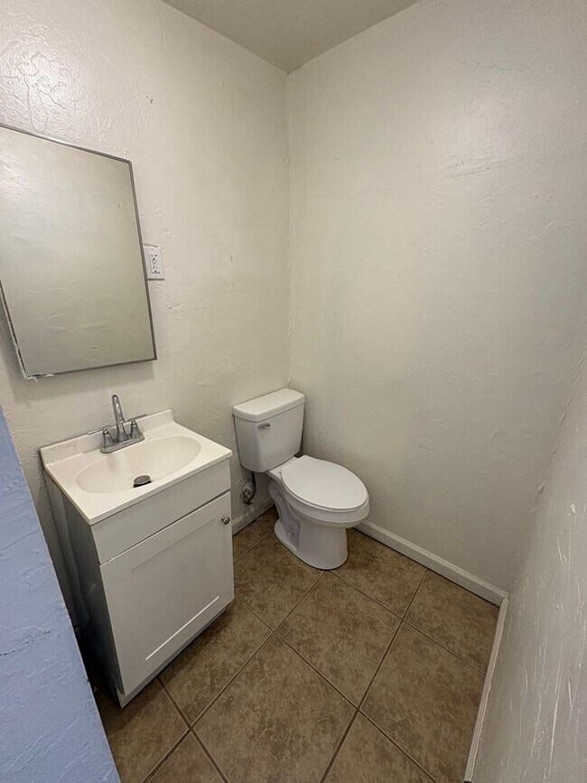 Building Photo - Dinuba country Home Rent Ready !