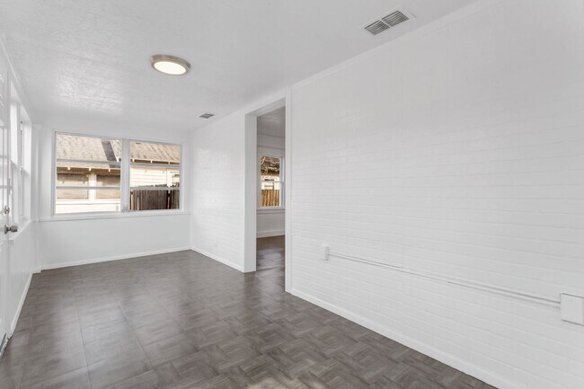 Building Photo - Cute 3bdrm/1bath House ** Section 8 OK ** $1995.00** Move in by December 31st and get 1 month Fre...