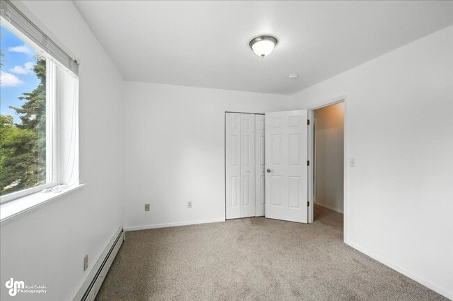 Building Photo - Spacious Palmer Home!