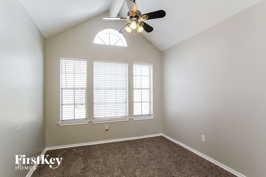 Building Photo - 800 Charles Pl