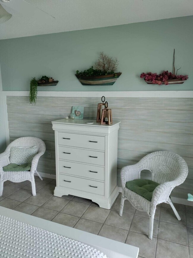 Building Photo - 1516 S Lakeside Dr