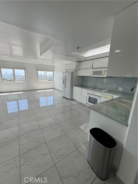 Building Photo - 525 E Seaside Way