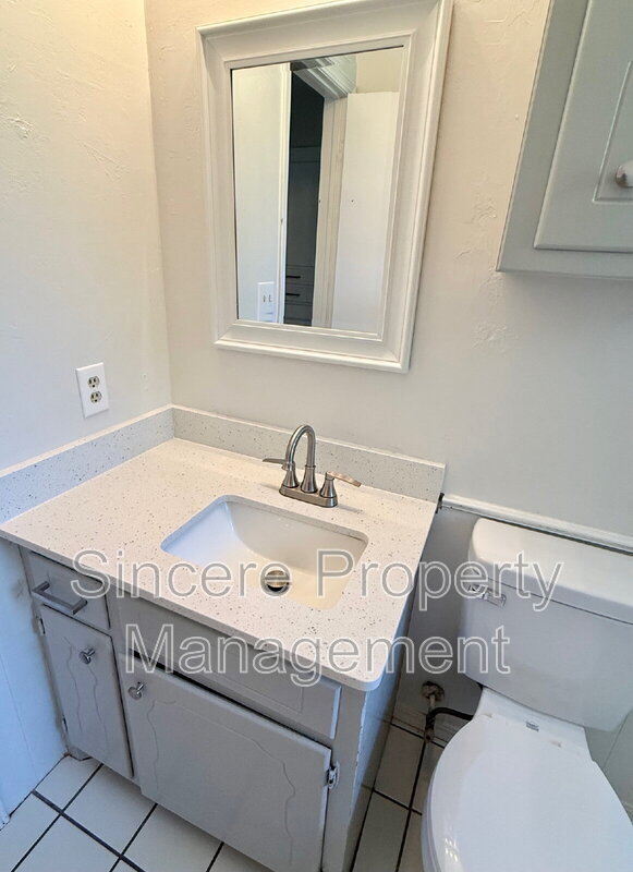 Building Photo - 813 S Meadow Ln