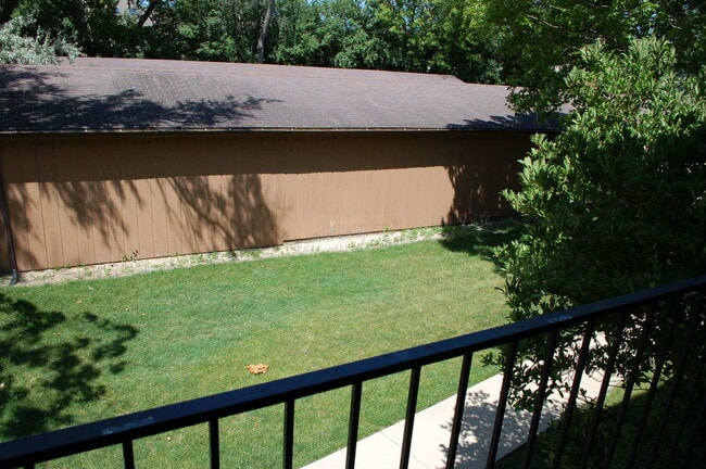 Building Photo - 5S070 Pebblewood Ln