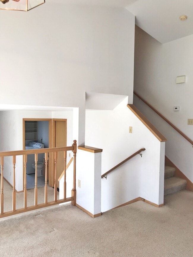 Building Photo - Great 3 bed with huge yard!