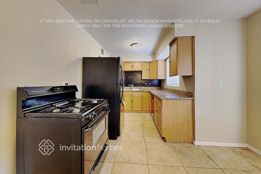 Building Photo - 1215 E Winter Dr