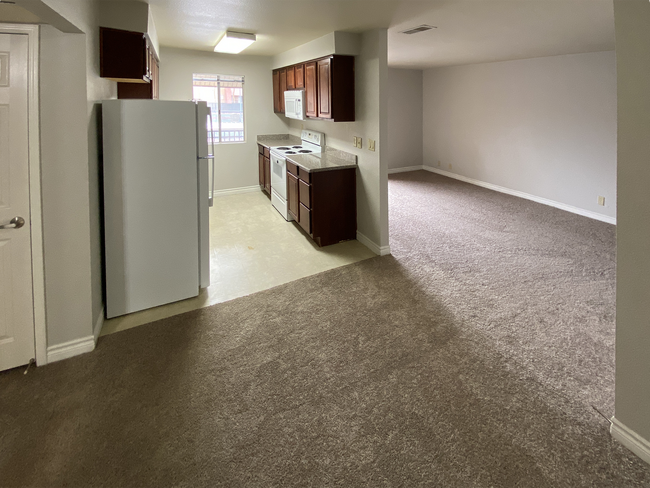 Building Photo - 1 Bedroom condo in guard gated community w...