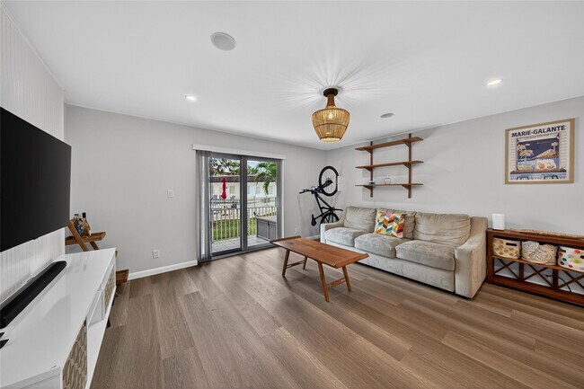 Building Photo - 700 SE 2nd Ave