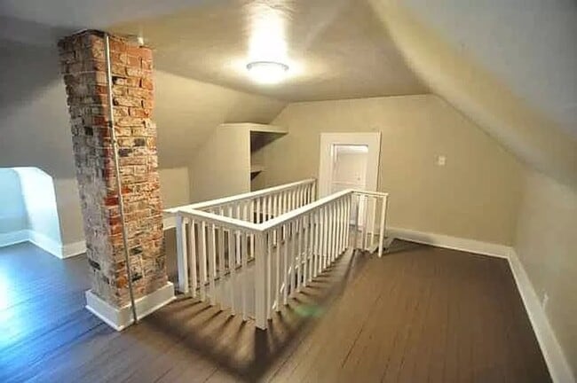 Building Photo - 5 Bedroom Home Available Now!