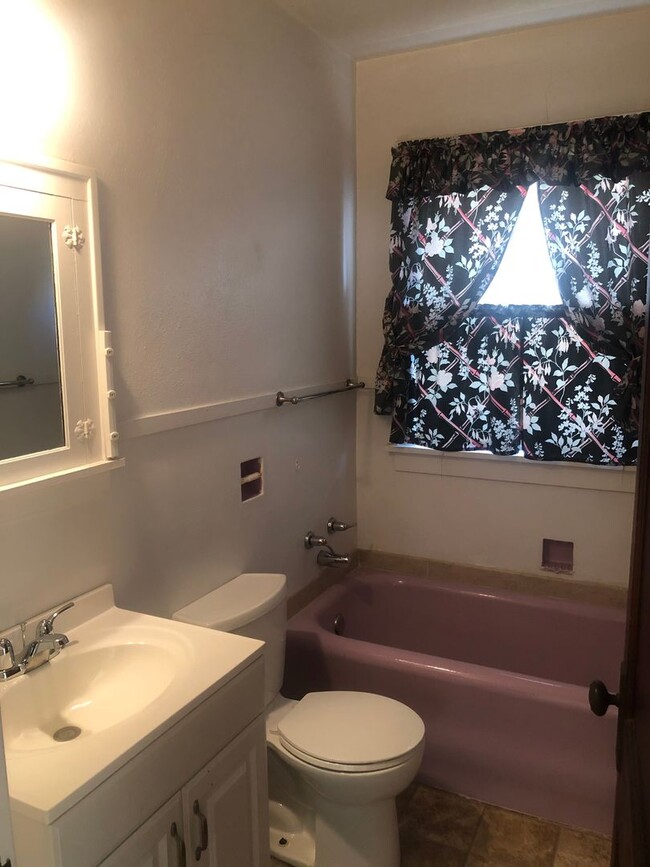 Building Photo - MOVE IN SPECIAL!