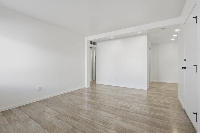 Building Photo - $1,445.95 - 1 Bed, 1 Bath Condo in Denver with In Unit Washer/Dryer and Central AC!