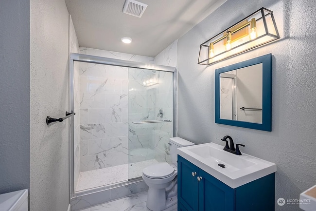 Building Photo - Charming 3 Bedroom Home
