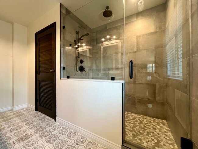 Building Photo - Hidden gem in the heart of Las Vegas