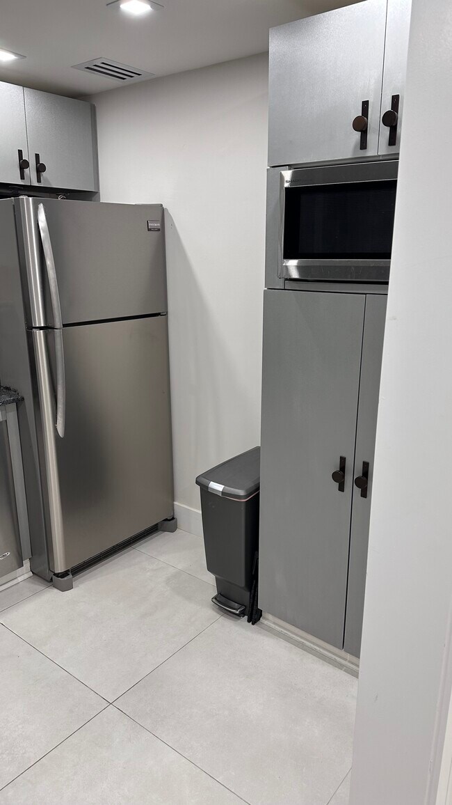 Building Photo - 2030 S Ocean Dr