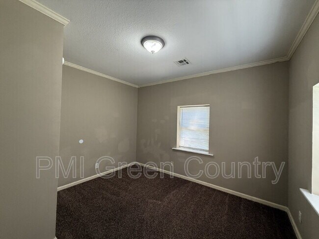 Building Photo - 5523 S Madison Ave