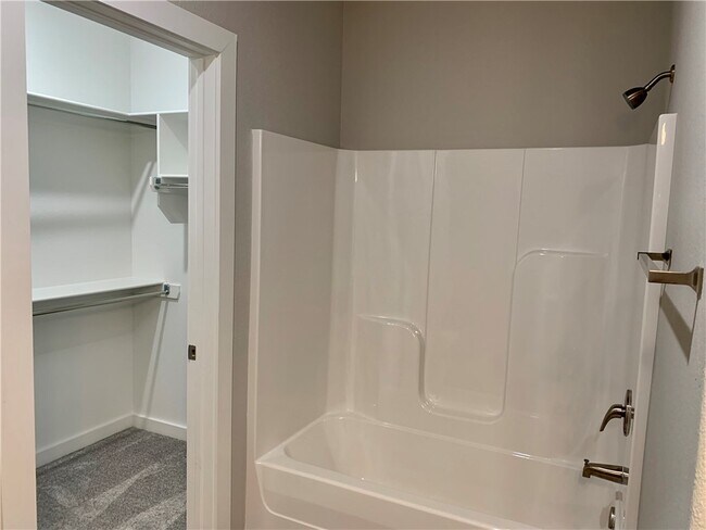 Building Photo - 402 Red Robin St