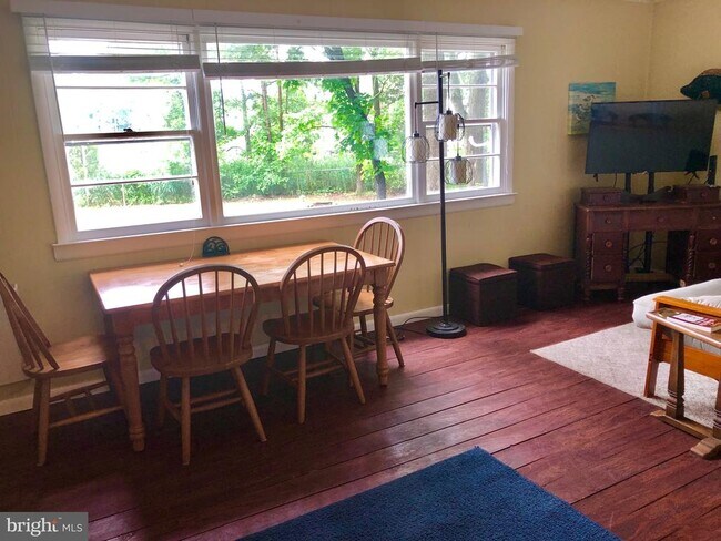 Building Photo - 332 Arbutus Dr