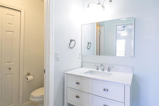 Building Photo - 1-bedroom apartment in pristine condition,...