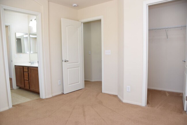 Building Photo - HENDERSON UPGRADED 4 BEDROOM HOME