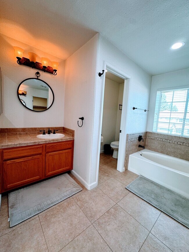 Building Photo - 4 bd 3 bth in Quiet Natomas Neighborhood