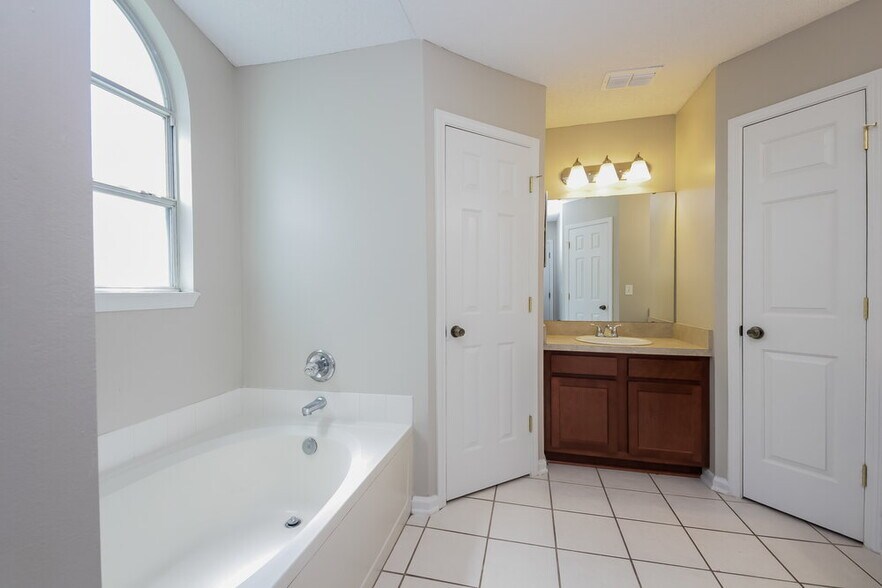Building Photo - 3230 Chantilly Ct