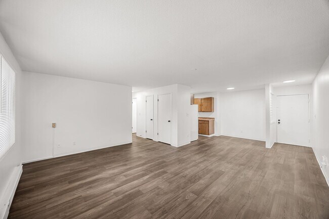 Building Photo - Classic Large One Bedroom