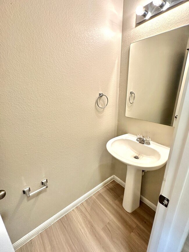 Building Photo - Stunning 4-Bedroom Home in the Desirable S...